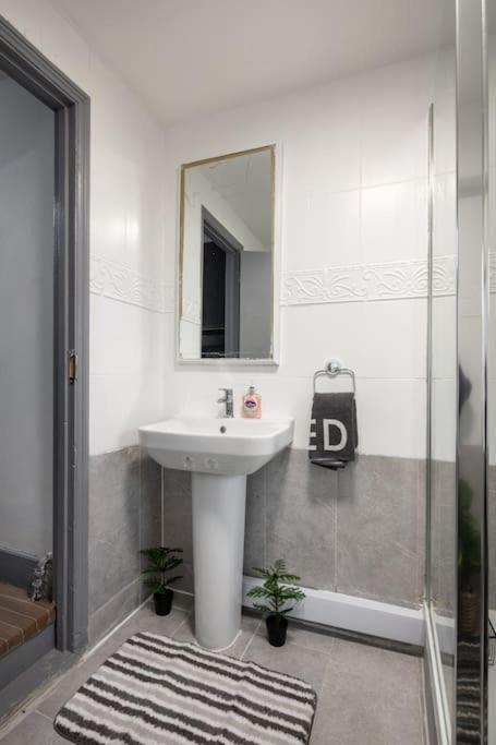 2A - Bright & Airy 2 Bed Flat - 20 Mins To Central Лондон Екстериор снимка